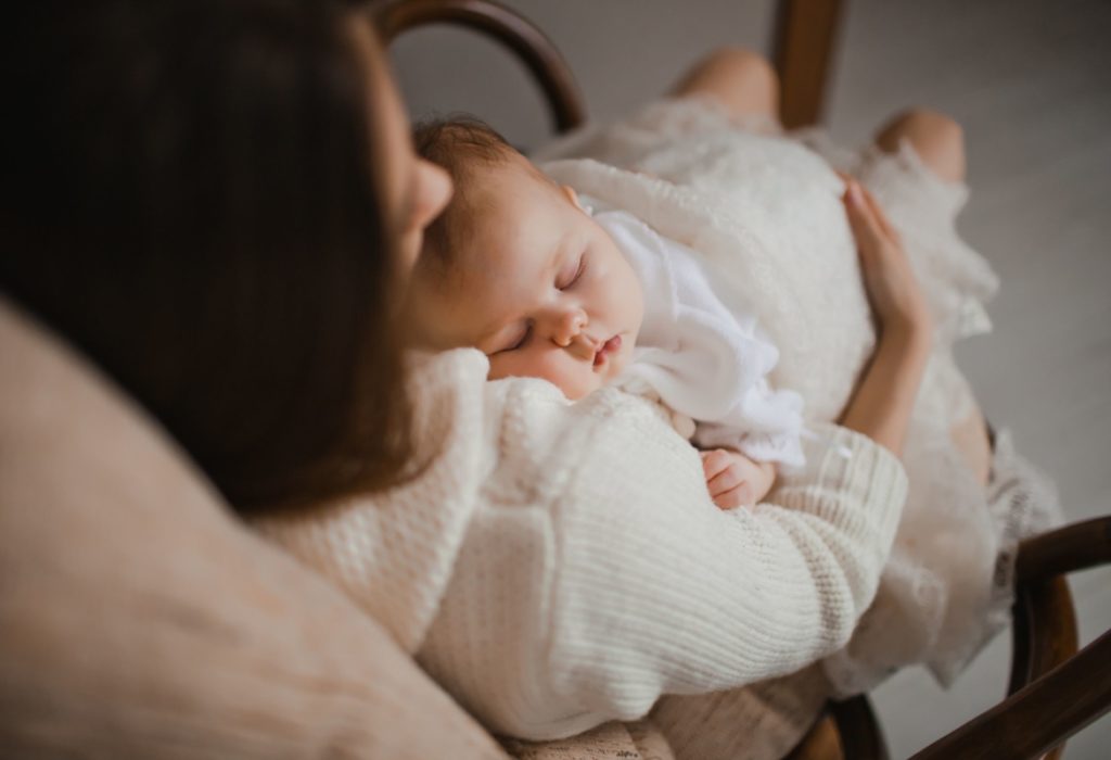 maman berçant son bébé favorise l'attachement