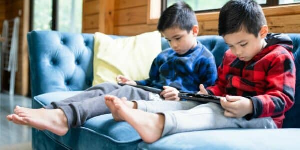 Enfant devant les écrans