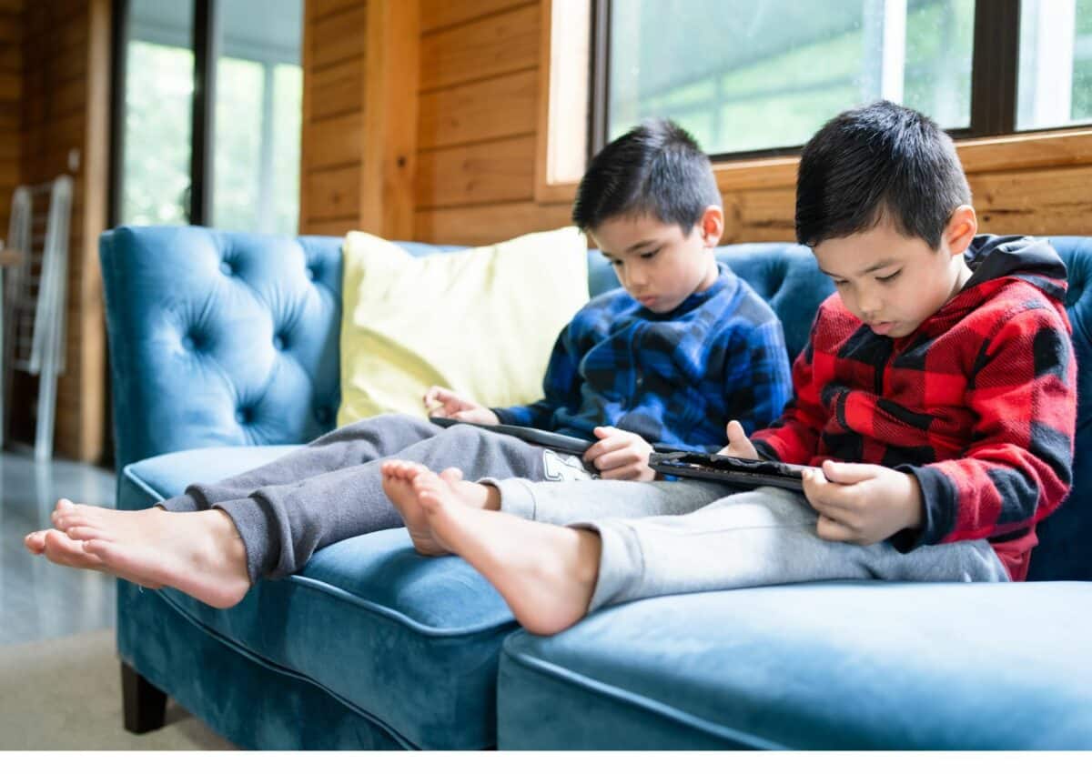 Enfant devant les écrans